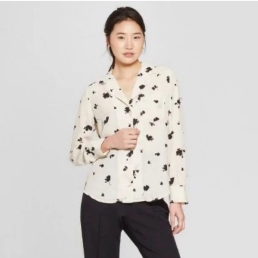 Who what wear button up business professional shirt with black flowers size xs